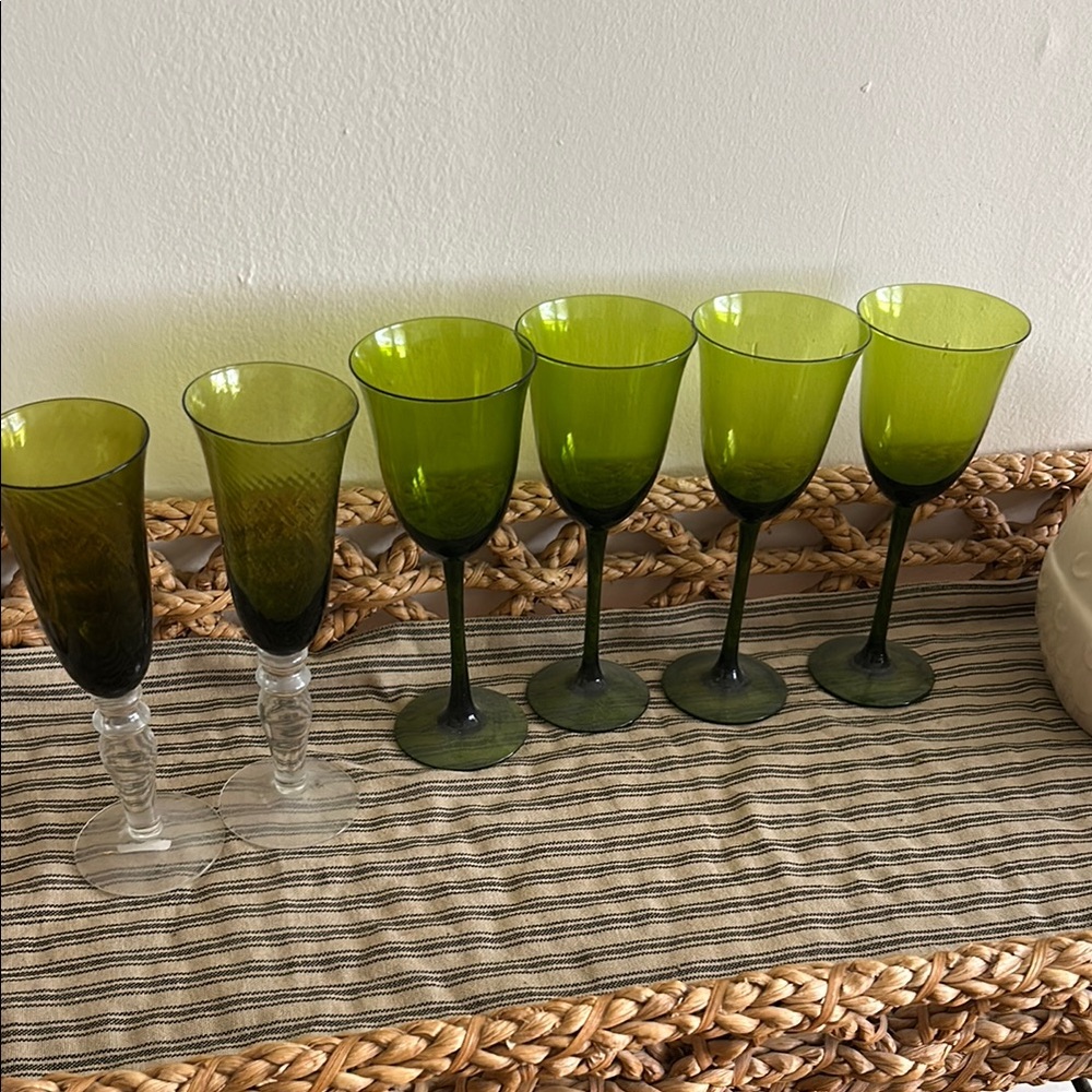 Elegant Green Wine Glass Set